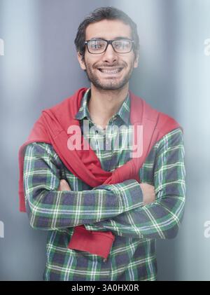 Porträt eines attraktiven, selbstbewussten und selbstbewussten Mannes Stockfoto