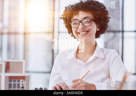 Die Architektin untersucht die Grundrisse des Hauses Stockfoto
