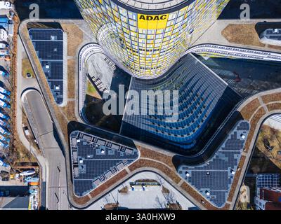 MÜNCHEN, DEUTSCHLAND - 4. MÄRZ 2025: Das ADAC-Zentralgebäude, Sitz des ADAC, Europas größtem Automobilverband. Stockfoto