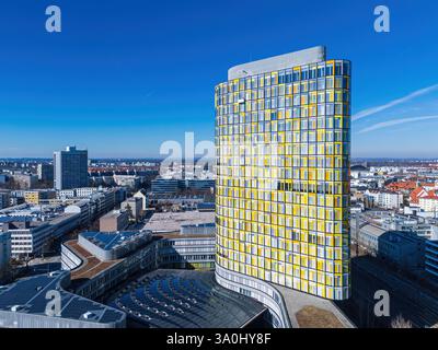 MÜNCHEN, DEUTSCHLAND - 4. MÄRZ 2025: Das ADAC-Zentralgebäude, Sitz des ADAC, Europas größtem Automobilverband. Stockfoto
