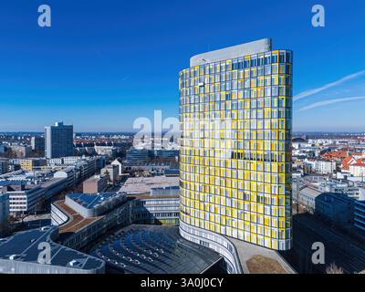 MÜNCHEN, DEUTSCHLAND - 4. MÄRZ 2025: Das ADAC-Zentralgebäude, Sitz des ADAC, Europas größtem Automobilverband. Das ADAC-Hauptquartier von Europ Stockfoto