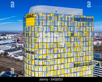 MÜNCHEN, DEUTSCHLAND - 4. MÄRZ 2025: Das ADAC-Zentralgebäude, Sitz des ADAC, Europas größtem Automobilverband. Das ADAC-Hauptquartier von Europ Stockfoto