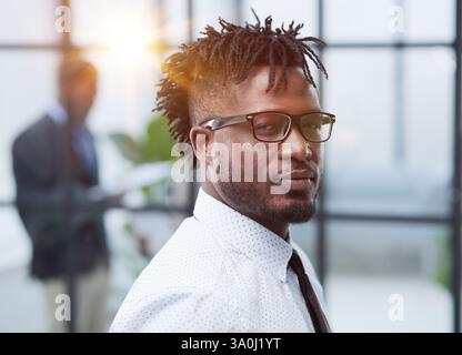 Schönes reifes schwarzes, intellektuelles Nahaufnahme-Porträt Stockfoto