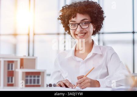 Die Architektin untersucht die Grundrisse des Hauses Stockfoto