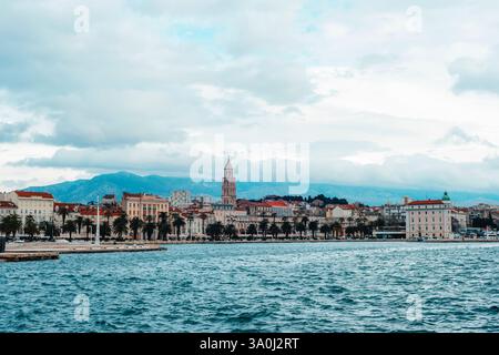 Küstenstadt mit Meer, historischen Gebäuden und Bergen im Hintergrund. Split, Kroatien. Stockfoto