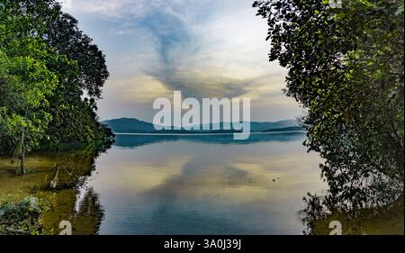 Naturschönheit des Staudamm-Stauwasserspeichers Stockfoto