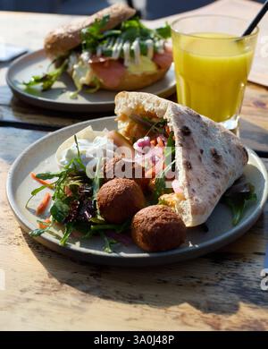 VEGETARISCHES PITA-SANDWICH Stockfoto