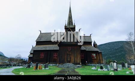 Loms Holzkirche wurde Mitte des 12. Jahrhunderts erbaut und wurde von Einheimischen und Reisenden gleichermaßen genutzt. Norwegen. Stockfoto