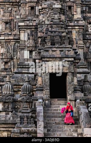 Frau zu Fuß die Schritte bei Prambanan oder Rara Jonggrang, Hindu Tempel, der Region Yogyakarta, Java, Indonesien Stockfoto