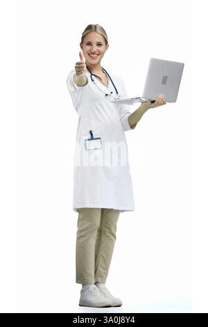 Eine Ärztin in voller Länge auf weißem Hintergrund benutzt einen Laptop Stockfoto