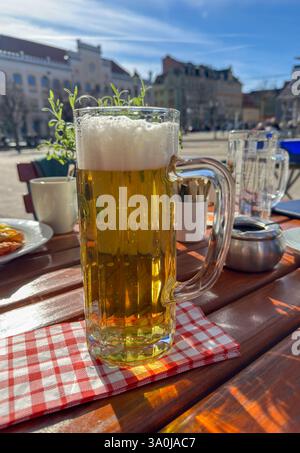 Glas Bier traditioneller deutscher Biergarten vertikal Stockfoto