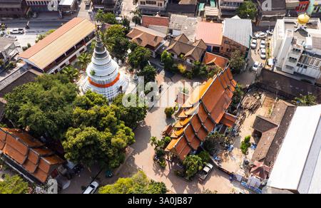 Die Drohne fängt die ruhige Schönheit des Wat Ket Karam in Chiang Mai ein und hebt die komplizierten Details des Tempels und des Chedi inmitten eines grünen Kaps hervor Stockfoto
