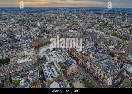 Atemberaubende Aussicht auf Koninklijk Paleis - der Königspalast in Amsterdam mit seiner ikonischen Architektur, dem berühmten Stadtplatz und der pulsierenden Stadt Stockfoto
