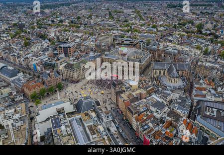Atemberaubende Aussicht auf Koninklijk Paleis - der Königspalast in Amsterdam mit seiner ikonischen Architektur, dem berühmten Stadtplatz und der pulsierenden Stadt Stockfoto