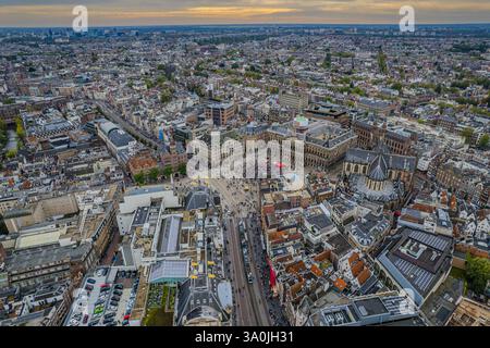 Atemberaubende Aussicht auf Koninklijk Paleis - der Königspalast in Amsterdam mit seiner ikonischen Architektur, dem berühmten Stadtplatz und der pulsierenden Stadt Stockfoto