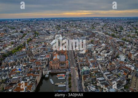Atemberaubende Aussicht auf Koninklijk Paleis - der Königspalast in Amsterdam mit seiner ikonischen Architektur, dem berühmten Stadtplatz und der pulsierenden Stadt Stockfoto