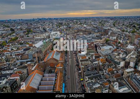 Atemberaubende Aussicht auf Koninklijk Paleis - der Königspalast in Amsterdam mit seiner ikonischen Architektur, dem berühmten Stadtplatz und der pulsierenden Stadt Stockfoto