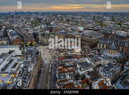Atemberaubende Aussicht auf Koninklijk Paleis - der Königspalast in Amsterdam mit seiner ikonischen Architektur, dem berühmten Stadtplatz und der pulsierenden Stadt Stockfoto