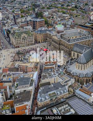 Atemberaubende Aussicht auf Koninklijk Paleis - der Königspalast in Amsterdam mit seiner ikonischen Architektur, dem berühmten Stadtplatz und der pulsierenden Stadt Stockfoto