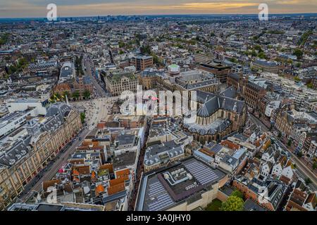 Atemberaubende Aussicht auf Koninklijk Paleis - der Königspalast in Amsterdam mit seiner ikonischen Architektur, dem berühmten Stadtplatz und der pulsierenden Stadt Stockfoto