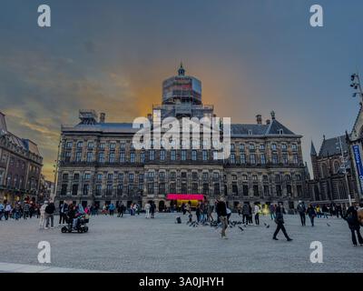 Atemberaubende Aussicht auf Koninklijk Paleis - der Königspalast in Amsterdam mit seiner ikonischen Architektur, dem berühmten Stadtplatz und der pulsierenden Stadt Stockfoto