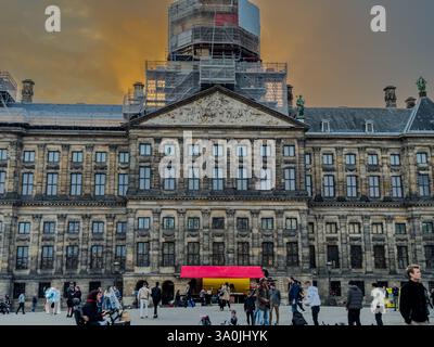 Atemberaubende Aussicht auf Koninklijk Paleis - der Königspalast in Amsterdam mit seiner ikonischen Architektur, dem berühmten Stadtplatz und der pulsierenden Stadt Stockfoto