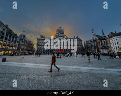 Atemberaubende Aussicht auf Koninklijk Paleis - der Königspalast in Amsterdam mit seiner ikonischen Architektur, dem berühmten Stadtplatz und der pulsierenden Stadt Stockfoto