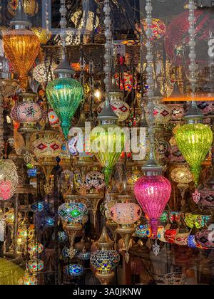 Lebendige mehrfarbige türkische Mosaiklampen schaffen eine faszinierende Darstellung kultureller Kunst. Stockfoto
