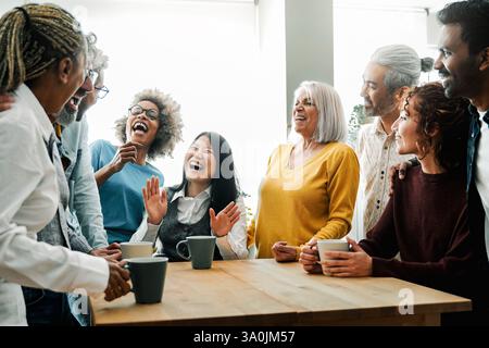 Leute trinken Kaffee Küche Party. Vielfältige Familie und Freunde haben Spaß miteinander. Lebensstil und Freundschaftskonzept Stockfoto
