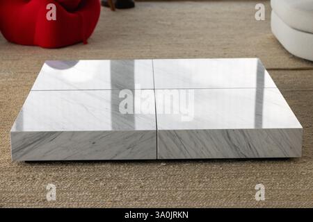 Niedriger Marmor-Couchtisch auf dem Boden. Elegantes Designprodukt Stockfoto