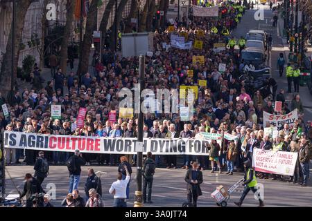 Britische Bauern marschieren durch Westminster, um ihre Einwände und Bedenken über die 20-prozentige Erbschaftssteuer auf landwirtschaftliche Grundstücke am 4. März 2025 in London, England, zu äußern. Die Änderung der Politik bedeutet, dass Familienbetriebe ab April 2026 mit einem Wert von mehr als einer Million Pfund, die häufig auf die Weitergabe von Land über Generationen angewiesen sind, bei der Übertragung von Eigentum mit 20 % zu rechnen haben, was die Landwirte dazu zwingt, Land oder Unternehmen zu verkaufen, die über Jahrzehnte aufgebaut wurden. Stockfoto