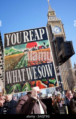 Britische Landwirte ziehen am 4. März 2025 in London vorbei, um ihre Einwände und Bedenken über die 20-prozentige Erbschaftssteuer auf landwirtschaftliche Grundstücke zu äußern. Die Änderung der Politik bedeutet, dass Familienbetriebe ab April 2026 mit einem Wert von mehr als einer Million Pfund, die häufig auf die Weitergabe von Land über Generationen angewiesen sind, bei der Übertragung von Eigentum mit 20 % zu rechnen haben, was die Landwirte dazu zwingt, Land oder Unternehmen zu verkaufen, die über Jahrzehnte aufgebaut wurden. Stockfoto