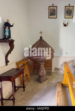 Taormina, Sizilien, Italien - 5. Juli 2024: Kirche Santa Domenica. Taufbecken in der Ecke Stockfoto
