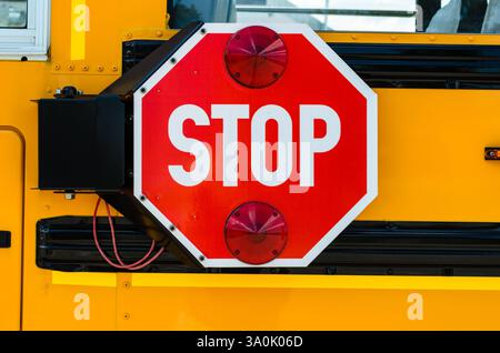 Nahaufnahme eines Schildes einer Schulbushaltestelle an der Seite eines Busses Stockfoto