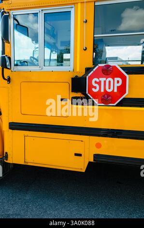 Seitenansicht eines Schild mit einer Schulbushaltestelle an der Seite eines Busses Stockfoto