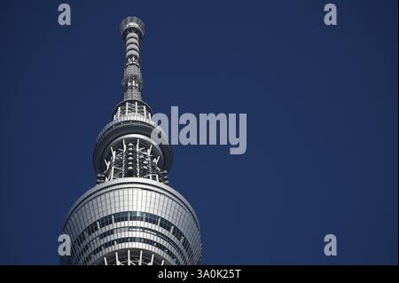 Landschaft mit malerischem Blick auf Tōkyō Sukaitsuri, den Sende- und Aussichtsturm, bekannt als „Sky Tree“ in Sumida, Tokio, Japan. Stockfoto