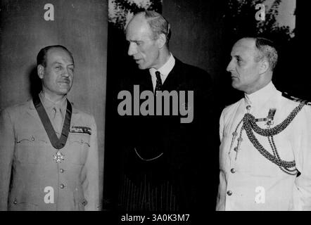 British Honors Two Heroes – Lord Halifax, britischer Botschafter in den Vereinigten Staaten (Mitte), verlieh am 6. Juli zwei hohe Auszeichnungen an zwei Kriegshelden in Washington. An General de Brigade Marie Emile Bethouart, Armee von Frankreich (links), übergab er das Abzeichen des Begleiters der militärischen Division des Baderordens, in Anerkennung der hervorragenden Dienste, die er als Kommandant der französisch-polnischen Streitkräfte bei der Eroberung von Narvik am 28. Mai 1940 befehligte. An Kommandeur Alvord Sydney Rosenthal, Royal Australian Navy, Marineanhänger der australischen Gesandtschaft, Washington, gab er den bedeutenden Dienstbefehl und die Handlungsfreigabe Stockfoto