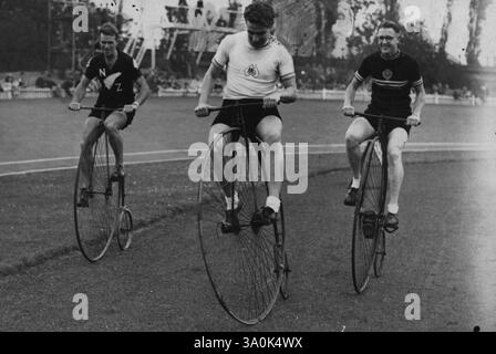 Radfahren - Herne Hill - Penny Farthing Race - London - 1932. Ein  Penny-Farthing-Rennen. Das Penny-Farthing war das erste Fahrrad, mit dem  Geschwindigkeit und Distanz praktisch erreicht werden konnten  Stockfotografie - Alamy