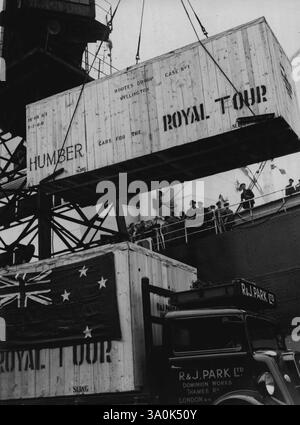 Autos für die Royal Tour Gehen Sie an Bord -- die speziell für die Royal Tour of New Zealand Anfang nächsten Jahres gebaute Flotte von Autos, verpackt in Kisten, wird heute (Donnerstag) an Bord der 'Hororata' in den Royal Albert Docks, London, in Vorbereitung auf das Segeldatum, den 24. November, gebracht. Sie tragen Plaketten mit der königlichen Krone, wenn sie von der königlichen Gruppe benutzt werden, und fliegen den königlichen Standard, wie es üblich ist. November 1948. (Foto von Reuterphoto). Stockfoto