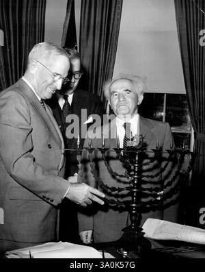 Der israelische Premierminister David Ben-Gurion besucht die Vereinigten Staaten zu einem dreiwöchigen inoffiziellen Besuch in den wichtigsten Städten und den Entwicklungsprojekten der Behörde des Tennessee Valley. Während seiner Reise kündigte der Staat Israel seine erste unabhängige Anleihe an, um seinen dritten Jahrestag der Unabhängigkeit zu feiern. Premierminister Ben-Gurion (rechts) wird im Weißen Haus gezeigt und präsentiert ein ***** 1767 wurde Harry S. Truman, Präsident der Vereinigten Staaten von Amerika, zu seinem Geburtstag. Im Zentrum steht Abba Eban, Botschafter Israels in den Vereinigten Staaten. Juni 1951. (Foto von United S Stockfoto