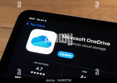 OSTRAVA, TSCHECHIEN – 24. SEPTEMBER 2024: Apple App Store mit OneDrive Cloud Service Mobile App auf iOS Smartphone Stockfoto