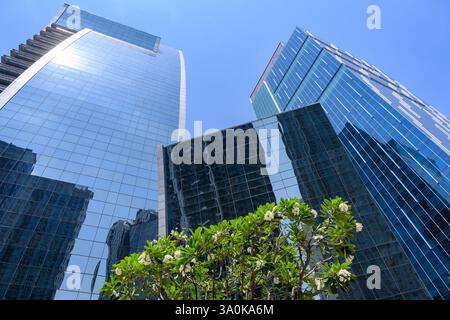 Bangkok, Thailand. März 2025. Das Bangkok Stock Exchange Building in Thailand. Die Bangkok Stock Exchange betreibt die einzige Börse in Thailand. Ist der 25. Platz der Welt und der 3. Platz der ASEAN nach Marktkapitalisierung. (Credit Image: © John Wreford/SOPA Images via ZUMA Press Wire) NUR REDAKTIONELLE VERWENDUNG! Nicht für kommerzielle ZWECKE! Stockfoto