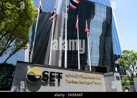 Bangkok, Thailand. März 2025. Das Bangkok Stock Exchange Building in Thailand. Die Bangkok Stock Exchange betreibt die einzige Börse in Thailand. Ist der 25. Platz der Welt und der 3. Platz der ASEAN nach Marktkapitalisierung. (Credit Image: © John Wreford/SOPA Images via ZUMA Press Wire) NUR REDAKTIONELLE VERWENDUNG! Nicht für kommerzielle ZWECKE! Stockfoto