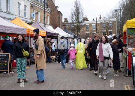 Besucher besuchen den Herne Hill Street Market an einem Sonntagnachmittag im Frühjahr London England UK 2025 KATHY DEWITT Stockfoto