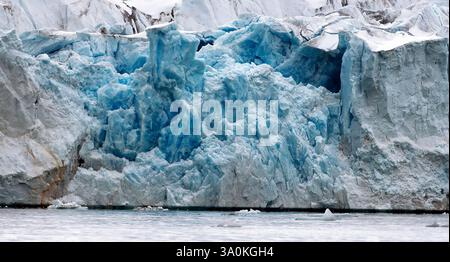 Blaues Eis am 14.-Juli-Gletscher, Kongsfjorden, Spitzbergen, (Svalbard, Norwegen) im Juni 2008. Stockfoto