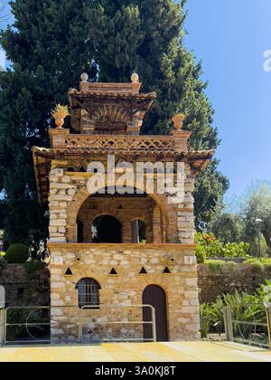 Taormina, Sizilien, Italien - 5. Juli 2024: Öffentlicher Garten in der Innenstadt. Villa Comunale di Taormina historisches restauriertes Gebäude Stockfoto