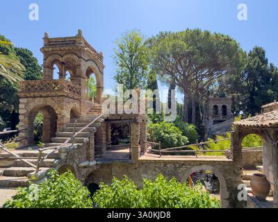 Taormina, Sizilien, Italien - 5. Juli 2024: Öffentlicher Garten in der Innenstadt. Villa Comunale di Taormina historische restaurierte Gebäude Stockfoto