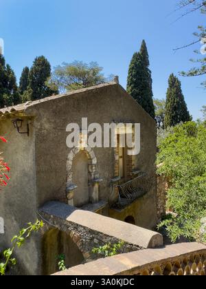 Taormina, Sizilien, Italien - 5. Juli 2024: Öffentlicher Garten in der Innenstadt. Villa Comunale di Taormina historische restaurierte Gebäude Stockfoto
