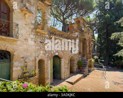 Taormina, Sizilien, Italien - 5. Juli 2024: Öffentlicher Garten in der Innenstadt. Villa Comunale di Taormina historische restaurierte Gebäude Stockfoto