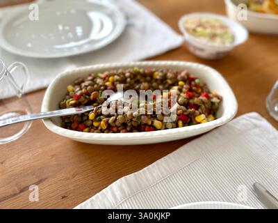 Azifa ist ein beliebter äthiopischer Salat, bestehend aus grünen Linsen, fein gehackten Tomaten und Zwiebeln aus der Nähe auf dem Teller auf dem Tisch. Bereit zum Essen Stockfoto